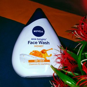 NIVEA Milk Delights Moisturizing Face Wash