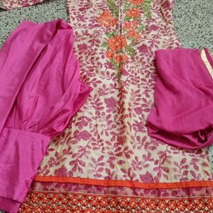 Salwar Suit Set For Grabs