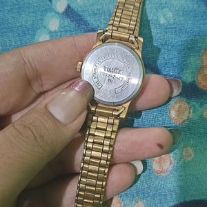 A Stunning Golden Women Watch ⌚