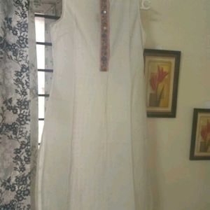 Women's Ajio White Sleeveless Kurti