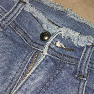 Highly Comfortable Blue Rigged Denim Jeans