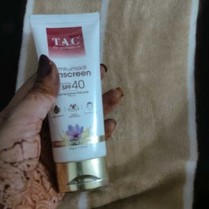 Tac Kumkumadi sunscreen Moisturizing SPF 40 PA+++