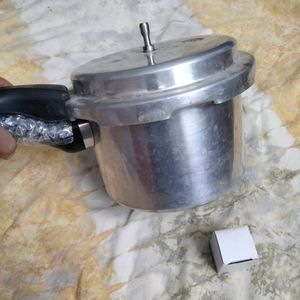 Pressure Cooker With Outer Lid (3 Litres)