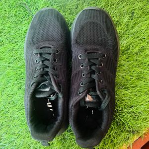 Unisex Black Shoes Size 39