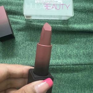 Huda Beauty Matte Bullet Lipstick "Graduation Day"