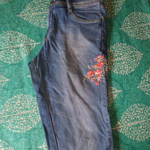 JEANS WITH FLORAL EMBROIDERY