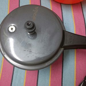 New Pressure Cooker 4/5time Used