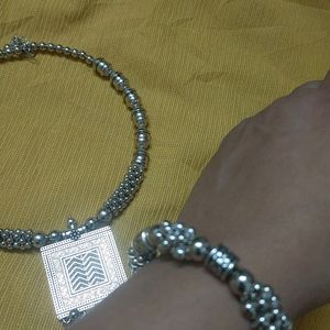 Combo of neckpiece and a bracelet