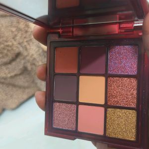 Huda Beauty Wild Chameleon Eyeshadow Palette