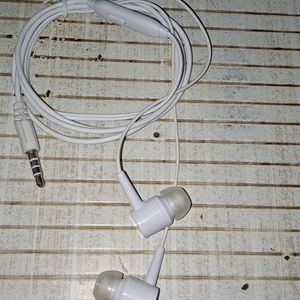 Earphone with mic , White color , earfit design