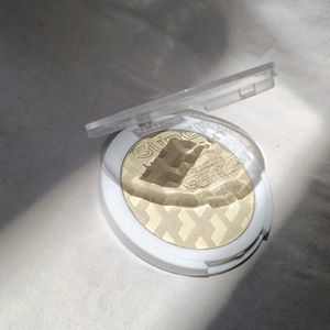 Makeup Revolution Highlighter- Shine