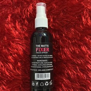 HUDA BEAUTY The Matte Fixer Face Spray