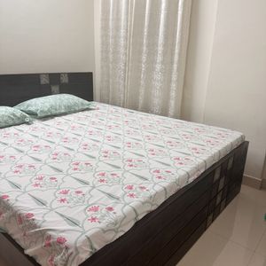 Urgent Sale Cot With Wakefit Mattress