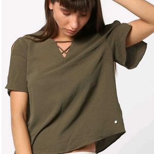 ONLY: Crinckled Top Criss Cross Neckline