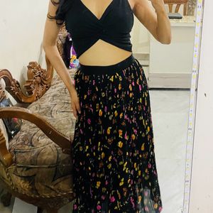 Set Of Pleated Skirt With Crop Top