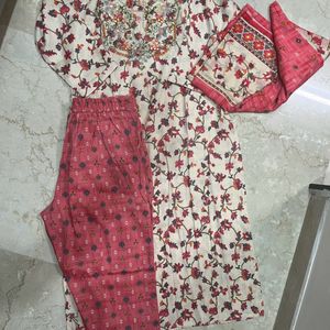 Kurta Pant Dupatta Set.