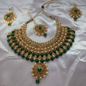 Necklace set in Green and Gold