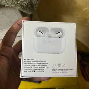 AIRPODS PRO GOOD AND NEW CONDITION UNSED