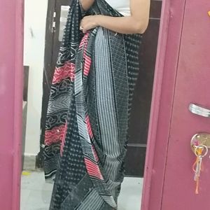 Black Red Bandhani Print Saree