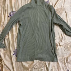 GREEN TURTLENECK TOP