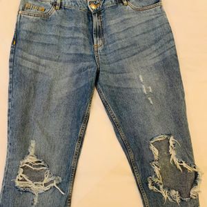 Ripped High Waist Blue Jeans With H&M T-shirt