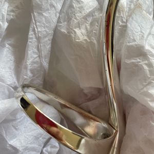 Product: Swan desert spoon stand. Material: Nickle