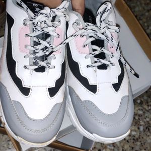 Sneaker shoes for women