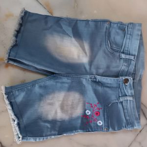 Shorts Denim With Flower Thread Work