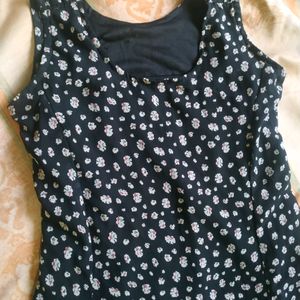 Women Stylish Sleeveless Black Doted Top