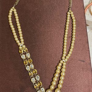 Pearl Set With White And Yellow Stone