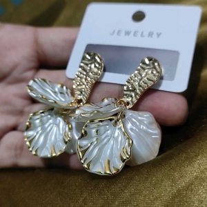 Trendy golden Earings