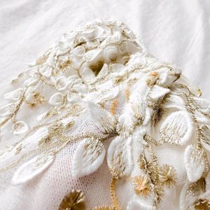 Style white cute top with gold lace flowers