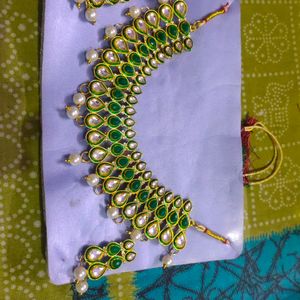 I M Selling A Beautiful Green Necklace