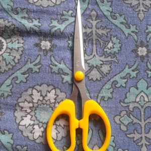 Enova scissors💛