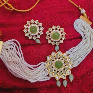 Kundan Choker Set With Carving Stones