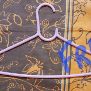 Free Hanger With Heavy Wooden And PlasticHanger
