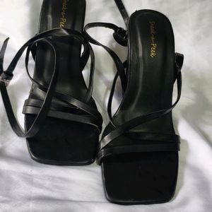 N18. BLACK STRAPPY BLOCK HEELS