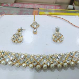 Choker With Bindi And Earings