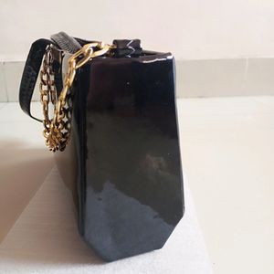 BLACK SLING BAG