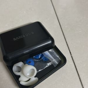 Samsung Earbuds White Qweezer And Earbud Tips