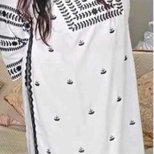 Woman Geometric Embroidered Kurta