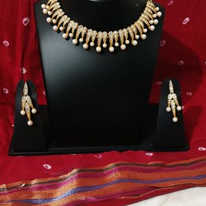 Elegant diamond gold necklace