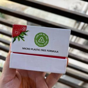 La Pink Strawberry Natural Tinted Lip Balm with Sh