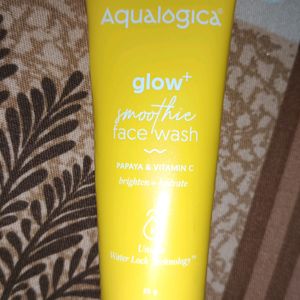 Aqualogica Glow smoothie Face Wash