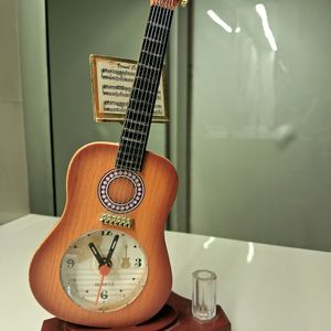 Prezzie Hub Guitar Showpiece Home Decor