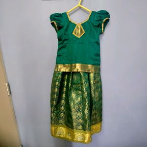 Girls Traditional Wear / Pattu Pavadai Sattai