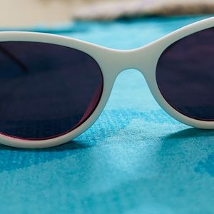 Classy Pair of Retro-Style Sunglasses (Pack 2)