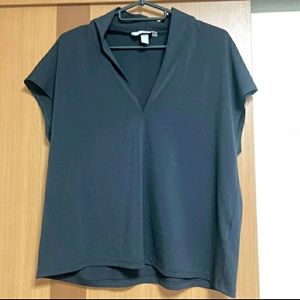 H&M Deep V Neck Stand Up Collar Top🐋