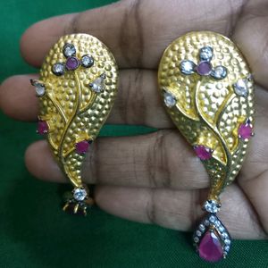 Golden Earing With Diamond Stones