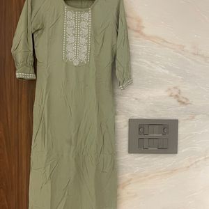 Avaasa Green Embroidered Kurta In S